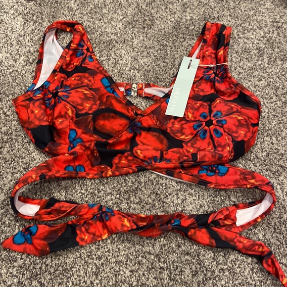 NWT dressfo size 6 two piece bikini 💕 beautiful vibrant, red and blue flowers - Picture 10 of 17